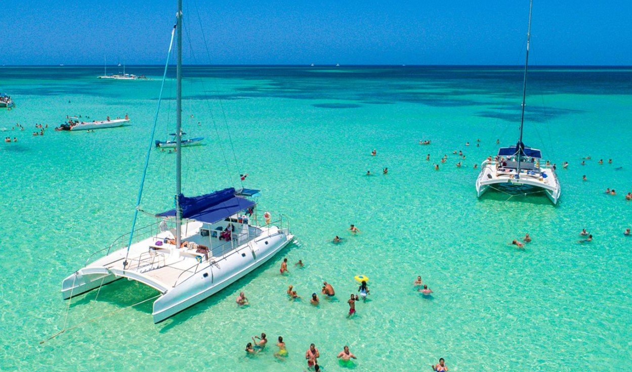 Katamarán party Saona felé