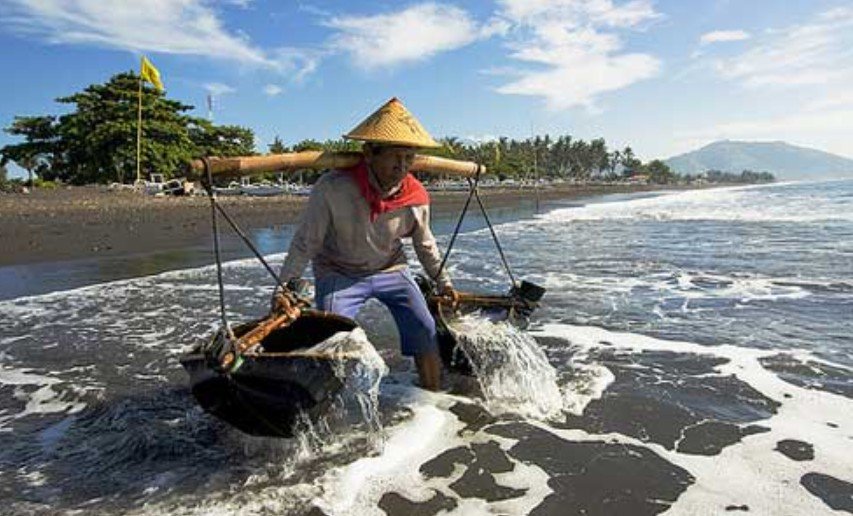 Kusamba fekete homokos strand